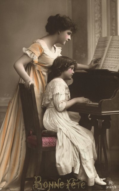 Madre e hija en un piano de French Photographer